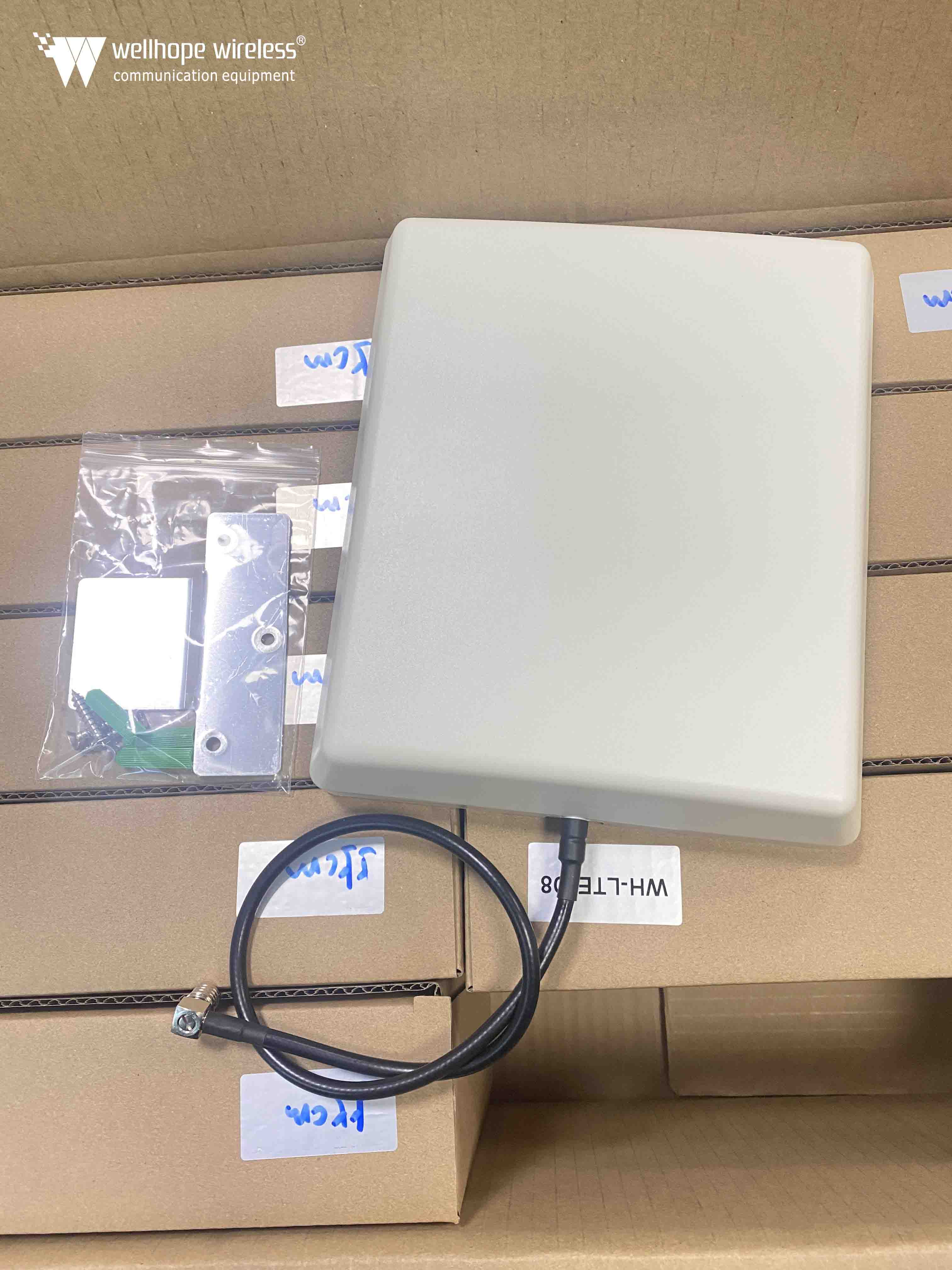 2021-11-22 Antenna patch panel 4G Cavo R223 Connettore QMA WH-LTE-D8 sono pronti